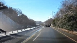 운전자 바꿔치기?…“조수석 여성이 왜 운전석에서 내려” [영상]｜동아일보 운전자 바꿔치기?…“조수석 여성이 왜 운전석에서 내려” [영상]