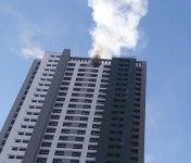 춘천 초고층 아파트 신축공사장 49층서 화재…헬기 투입｜동아일보 춘천 초고층 아파트 신축공사장 49층서 화재…헬기 투입