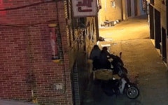 시동 못 걸어 ‘낑낑’…오토바이 훔치다 CCTV 찍힌 10대들 ‘최후’[영상]｜동아일보 시동 못 걸어 ‘낑낑’…오토바이 훔치다 CCTV 찍힌... 