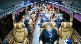 빨리 내리려 주행 중 일어난 승객, 넘어지자 ‘큰돈’ 요구(영상)｜동아일보 빨리 내리려 주행 중 일어난 승객, 넘어지자 ‘큰돈’ 요구(영상)