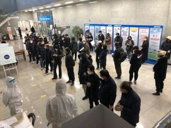 “부정투표 아냐”…확진자·격리자 사전투표 첫날 곳곳서 ‘혼란’
