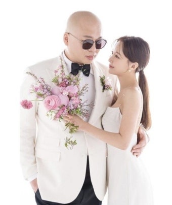 돈스파이크, 6세 연하와 결혼…신부 얼굴 공개｜동아일보 돈스파이크, 6세 연하와 결혼…신부 얼굴 공개