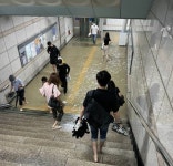 신발 벗고 첨벙첨벙…“비 올때마다 레전드 갱신하는 수원 세류역”｜동아일보 신발 벗고 첨벙첨벙…“비 올때마다 레전드 갱신하는 수원 세류역”