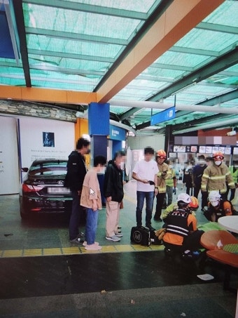 영동고속도로 휴게소서 승용차 카페테이블로 돌진…2명 부상｜동아일보 영동고속도로 휴게소서 승용차 카페테이블로 돌진…2명 부상