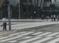 중학생 3명 올라탄 전동킥보드, 달려오는 승합차에 ‘쾅’｜동아일보 중학생 3명 올라탄 전동킥보드, 달려오는 승합차에 ‘쾅’