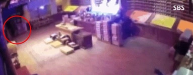 거제 사찰 화재…라이터로 불붙인 50대 CCTV에 찍혔다(영상)｜동아일보 거제 사찰 화재…라이터로 불붙인 50대 CCTV에 찍혔다(영상)