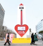 사랑의 온도탑 ‘92도’… “31일까지 모금합니다”｜동아일보 사랑의 온도탑 ‘92도’… “31일까지 모금합니다”
