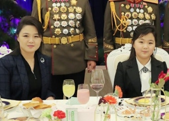 北 리설주, ‘ICBM 목걸이’ 착용하고 건군절 행사 참석해 눈길｜동아일보 北 리설주, ‘ICBM 목걸이’ 착용하고 건군절 행사 참석해 눈길