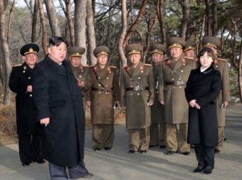 김주애, 또 김정은과 동행…與 “왕조 지키는 불꽃놀이”｜동아일보 김주애, 또 김정은과 동행…與 “왕조 지키는 불꽃놀이”