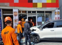 부산 부전시장 인근 골목서 SUV, 행인 3명 치고 식당 돌진…8명 부상｜동아일보 부산 부전시장 인근 골목서 SUV, 행인 3명 치고 식당 돌진... 