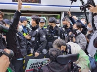 전장연, 시청역 1호선 탑승시도…경찰·공사 저지에 무산｜동아일보 전장연, 시청역 1호선 탑승시도…경찰·공사 저지에 무산