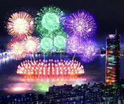 하루 105만명 찾은 서울불꽃축제서 염원 전했다｜동아일보 하루 105만명 찾은 서울불꽃축제서 염원 전했다