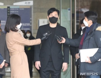 양현석 ‘수사무마 협박 혐의’ 2심 시작…질문 대답하며 웃기도｜동아일보 양현석 ‘수사무마 협박 혐의’ 2심 시작…질문 대답하며 웃기도