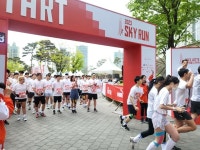 “다시 힘차게” 5살부터 82살까지 롯데월드타워 123층 올랐다｜동아일보 “다시 힘차게” 5살부터 82살까지 롯데월드타워 123층 올랐다