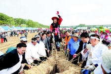 ‘목계별신제’ 열어 주민 안녕 기원｜동아일보 ‘목계별신제’ 열어 주민 안녕 기원