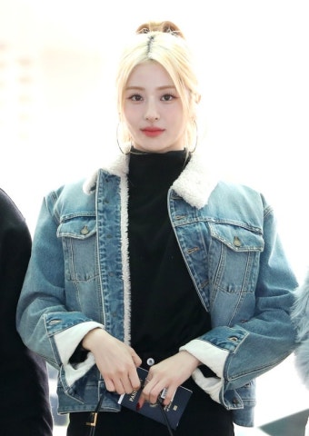 르세라핌 허윤진 가족상…팬사인회 스케줄 불참｜동아일보 르세라핌 허윤진 가족상…팬사인회 스케줄 불참