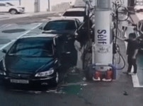 “셀프주유소서 주유건 뽑지 않고 출발한 차 때문에 죽을... “셀프주유소서 주유건 뽑지 않고 출발한 차 때문에 죽을 뻔했습니다” (영상)