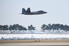 미, “러 전투기 위협 비행” 중동에 최신예 F-22 배치｜동아일보 미, “러 전투기 위협 비행” 중동에 최신예 F-22 배치