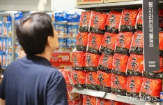 추경호 “라면 가격 내려야”…농심·삼양식품 주가 ‘뚝’｜동아일보 추경호 “라면 가격 내려야”…농심·삼양식품 주가 ‘뚝’