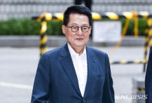 ‘채용비리 의혹’ 박지원 경찰 출석…8시간 조사｜동아일보 ‘채용비리 의혹’ 박지원 경찰 출석…8시간 조사