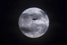 달 속에 전투기 넣고 찍기…올 첫 ‘슈퍼문’[청계천 옆 사진관]｜동아일보 달 속에  전투기 넣고 찍기…올 첫 ‘슈퍼문’[청계천 옆 사진관]
