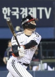 ‘역전의 명수’ LG, KT에 8-7 시즌 24번째 역전승…SSG와 2.5경기차｜동아일보 ‘역전의 명수’ LG, KT에 8-7 시즌 24번째 역전승... 
