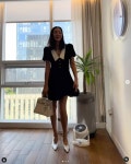 이혜영, 거대한 명품 목걸이 눈길…여전한 각선미까지｜동아일보 이혜영, 거대한 명품 목걸이 눈길…여전한 각선미까지
