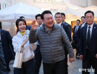 尹대통령 3년 전부터 입던 경량패딩 리투아니아에서도 입다 [청계천 옆... 3년 전부터 입던 경량패딩 리투아니아에서도 입다 [청계천 옆 사진관]