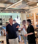‘책방지기’ 文, 올해도 제주서 여름 휴가…동네책방서 포착｜동아일보 ‘책방지기’ 文, 올해도 제주서 여름 휴가…동네책방서 포착