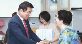 [관악구] 어르신들, 여름 나기 걱정 마세요｜동아일보 [관악구] 어르신들, 여름 나기 걱정 마세요