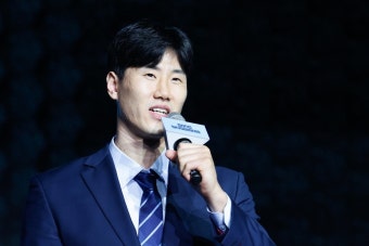 날다…프로농구 소노 창단식｜동아일보 고개 숙였었던 데이원 선수들, 화려한 조명 속 다시 날다…프로농구 소노 창단식