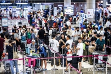추석연휴 전국 14개 공항166만명 몰린다…김포·김해 28일 가장 붐벼｜동아일보 추석연휴 전국 14개 공항166만명 몰린다…김포·김해 28일... 