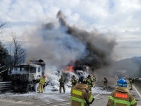 대전~통영간 고속도로 서상 IC부근 ‘화물차-탑차’ 추돌…“진화 중”｜동아일보 대전~통영간 고속도로 서상 IC부근 ‘화물차-탑차’ 추돌... 