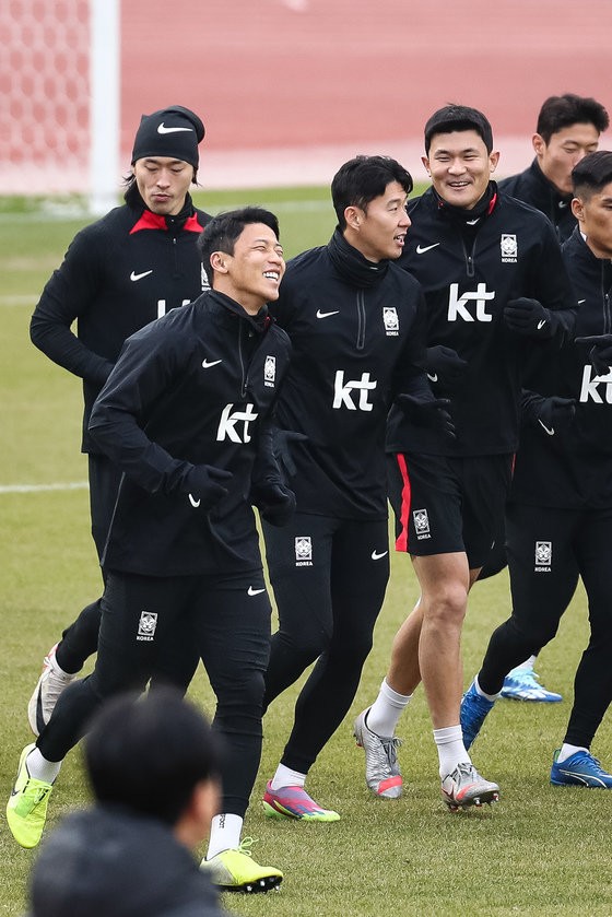 바이에른 뮌헨, 김민재 선수 부상-혹사 논란에 대응하며 맨체스터 유나이티드의 관심 집중