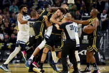 NBA 경기 중 상대 선수에 헤드록 건 그린, 5경기 출전정지｜동아일보 NBA 경기 중 상대 선수에 헤드록 건 그린, 5경기 출전정지