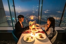 [프리미엄뷰]하늘 위 레스토랑… 눈 쌓인 아쿠아리움… 롯데월드타워에서 연말을 더욱 특별하게 장식하세요｜동아일보 [프리미엄뷰]하늘 위... 