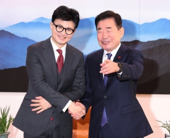 한동훈 “대화·타협 정신 더 배울 것” 김진표 “30만명 눈동자 있어”｜동아일보 한동훈 “대화·타협 정신 더 배울 것” 김진표 “30만명...