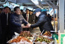 尹, 의정부제일시장 어묵국물에 ‘엄지척’…점심은 부대찌개｜동아일보 尹, 의정부제일시장 어묵국물에 ‘엄지척’…점심은 부대찌개