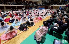‘저희 졸업하옵니다’ 동명여고 한복 졸업식[청계천 옆 사진관]｜동아일보 ‘저희 졸업하옵니다’ 동명여고 한복 졸업식[청계천 옆 사진관]