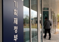 설날이 두려운 기재부 만년 사무관들[세종팀의 정책워치]｜동아일보 설날이 두려운 기재부 만년 사무관들[세종팀의 정책워치]