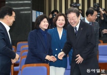 ‘위성정당 방지법’ 만들자던 野의원은 다 어디갔나[김지현의 정치언락]｜동아일보 ‘위성정당 방지법’ 만들자던 野의원은 다 어디갔나... 