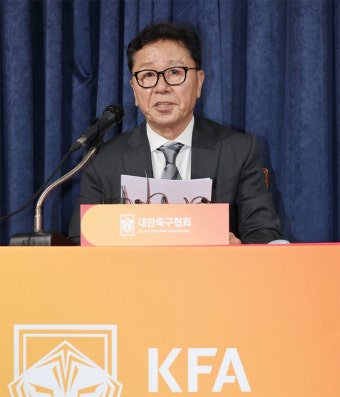 황선홍, 위기의 축구대표팀 ‘임시 사령탑’… 올림픽팀과 병행｜동아일보 황선홍, 위기의 축구대표팀 ‘임시 사령탑’… 올림픽팀과 병행