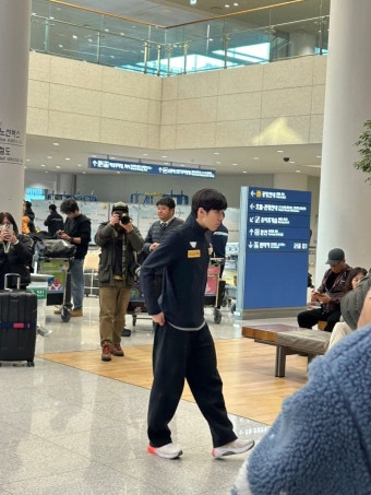 연이틀 황대헌과 충돌한 박지원, 굳은 표정 속 입국…목과 팔엔 깁스｜동아일보 연이틀 황대헌과 충돌한 박지원, 굳은 표정 속 입국…목과 팔엔 깁스