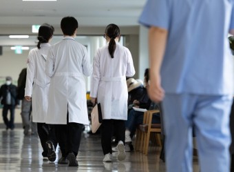 尹 대통령 “만나고 싶다”…전공의 “총선용 아니냐” 냉랭｜동아일보 尹 대통령 “만나고 싶다”…전공의 “총선용 아니냐” 냉랭