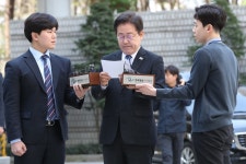 이재명, 법원 앞에서 접전지 후보 호명…“승리 기회 만들어져”｜동아일보 이재명, 법원 앞에서 접전지 후보 호명…“승리 기회 만들어져”