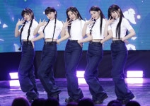 아일릿 ‘마그네틱’, 美 빌보드 ‘핫100’ 91위…K팝 데뷔곡 최초·최단기 기록｜동아일보 아일릿 ‘마그네틱’, 美 빌보드 ‘핫100’ 91위... 