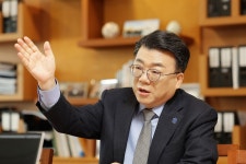 [초대석]“김해 곳곳을 살아있는 캠퍼스로… 교육 혁신 이룰 것”｜동아일보 [초대석]“김해 곳곳을 살아있는 캠퍼스로… 교육 혁신 이룰 것”