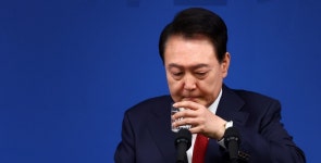 조국당 “윤, 하나도 변하지 않아…스스로 ‘벌거벗은 임금’ 돼”｜동아일보 조국당 “윤, 하나도 변하지 않아…스스로 ‘벌거벗은 임금’ 돼”