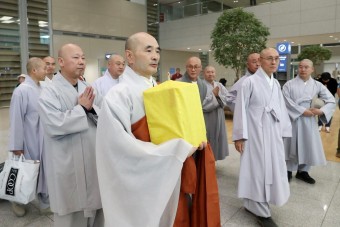 尹대통령, 사리반환 기념식서 “큰 경사”…김건희 여사도 참석｜동아일보 尹대통령, 사리반환 기념식서 “큰 경사”…김건희 여사도 참석