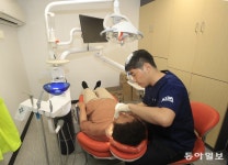 약국조차 없는 외딴섬엔… 바다 위 의료진이 수호천사｜동아일보 약국조차 없는 외딴섬엔… 바다 위 의료진이 수호천사